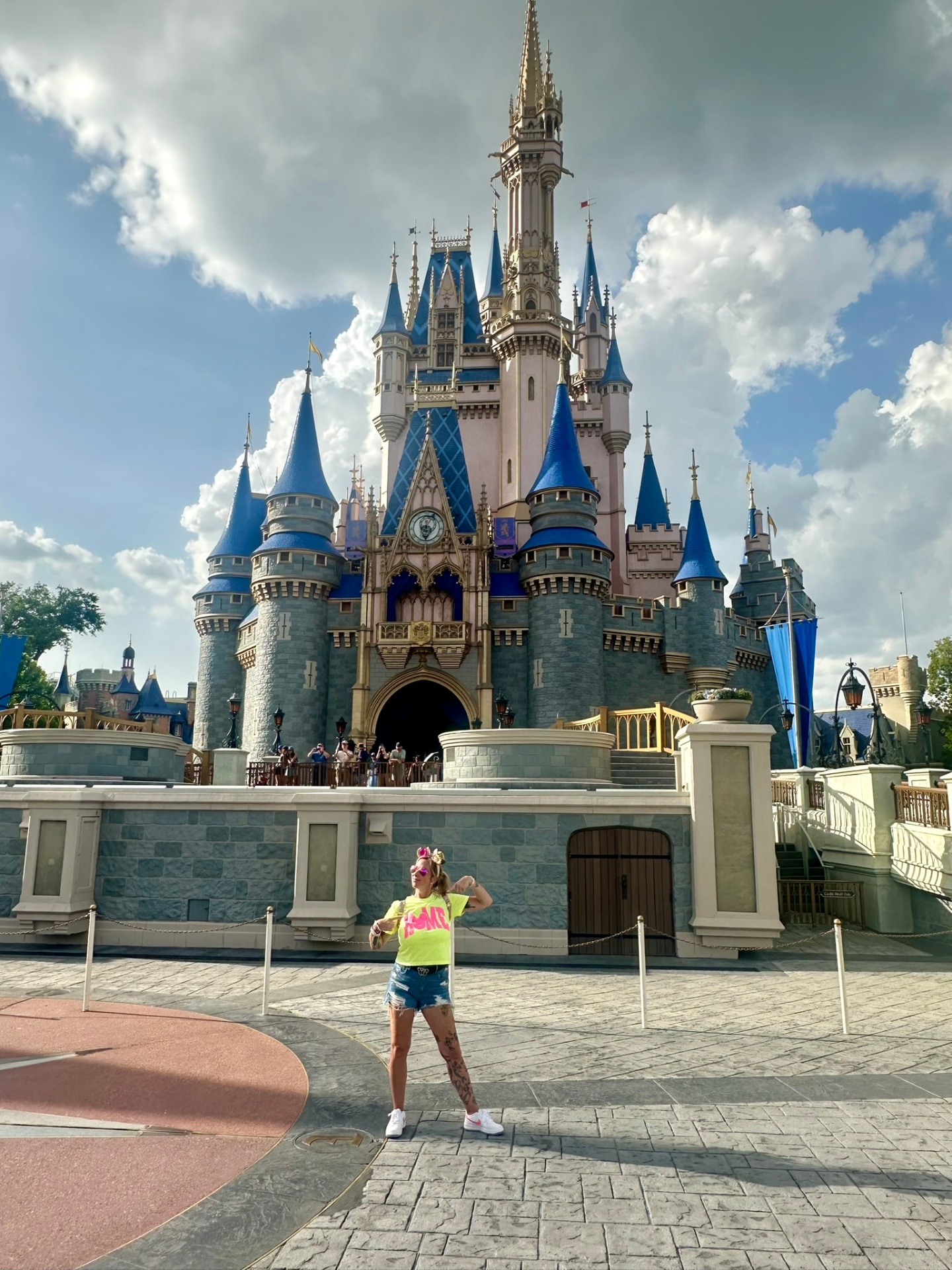Alyssa in front of the Disney castle